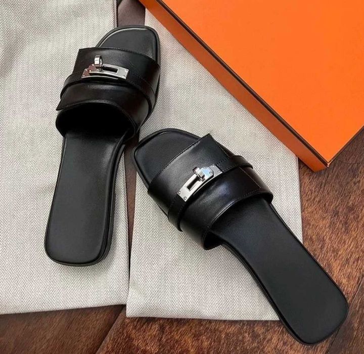 Шлёпанцы чёрные.