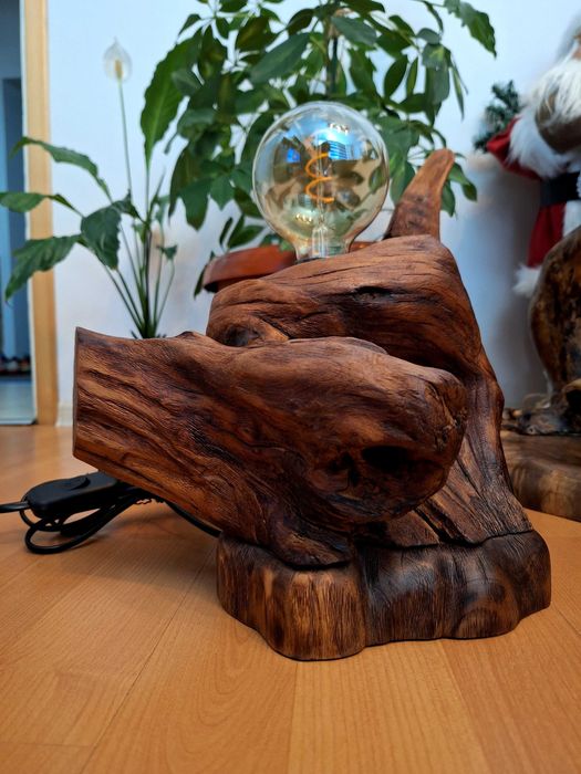 Ръчно изработена настолна лампа от дърво