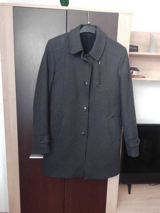 Vând palton de iarna bărbătesc 80%lana,20%casmir marimea 48 - 250 lei