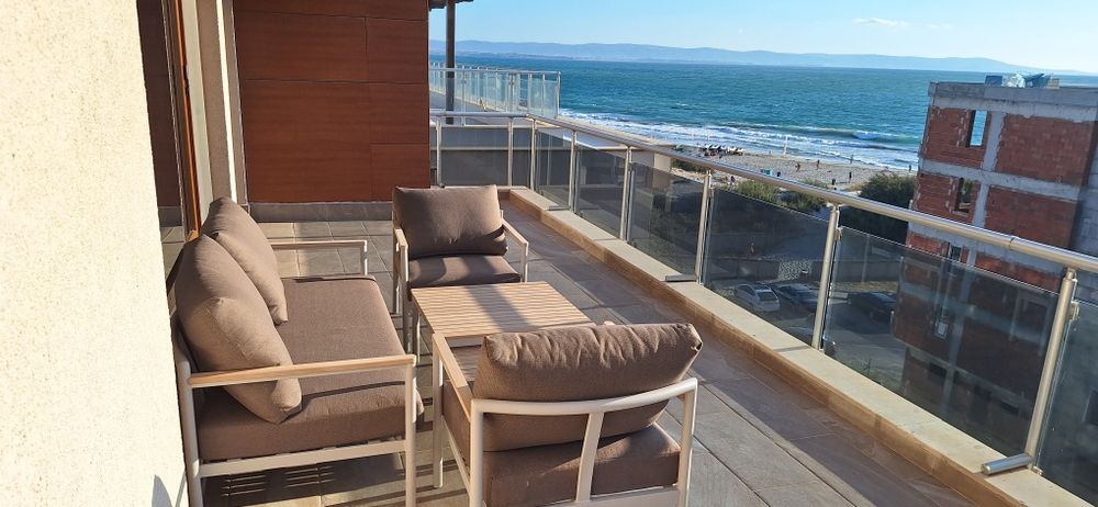 Апартамент с голяма тераса на 50 метра от плажа