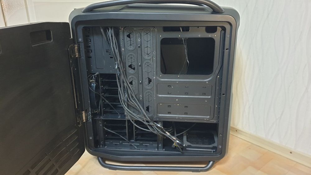 Корпус компьютерный "Cooler master cosmos II"