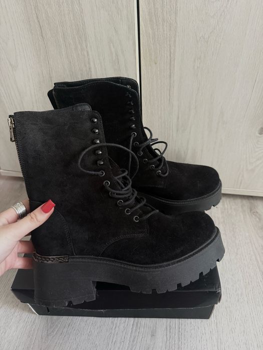 ghete piele intoarsa