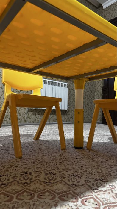 Продам стол и стулья детские