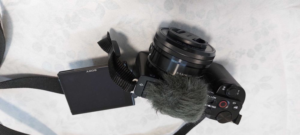 SONY ZV -E10 4k видео и фото камера в оригиналната си опаковка