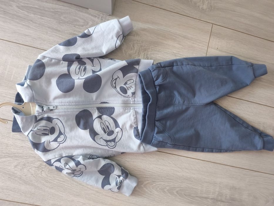 Бебешки анцунг Мики маус в перфектно състояние 6-8 месеца