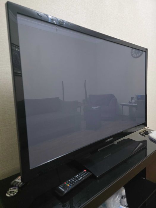 Samsung PS43E400, диагональ экрана — 43 дюйма (примерно 109 см).