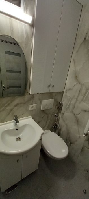 Închiriez   apartament cu 2 camere, renovat recent  ,mobilat  și utilat  cu electrocasnice.