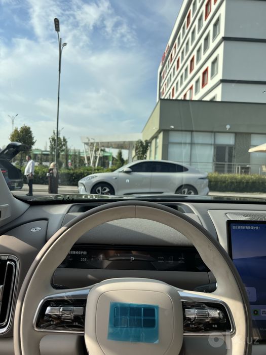 Geely M9 eng full pazitsiya