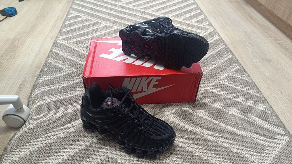 Vând Nike shox negrii mărimea 38