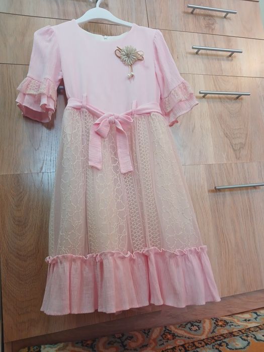Продам детское платье на 6-7лет