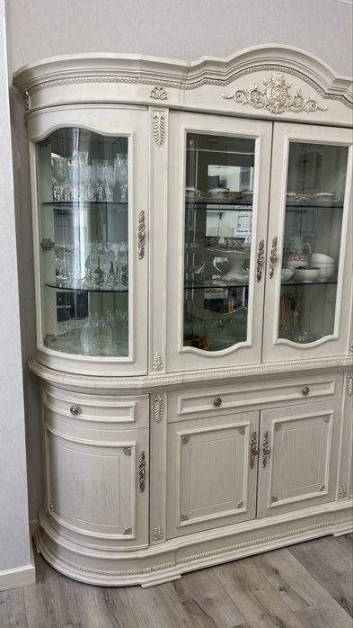 Продам сервант, стулья в подарок