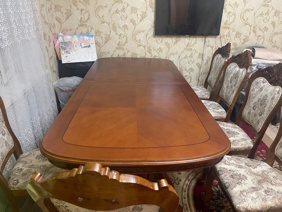 Продам стол в гостиную