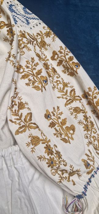 Costum popular  vechi cusut cu mătase