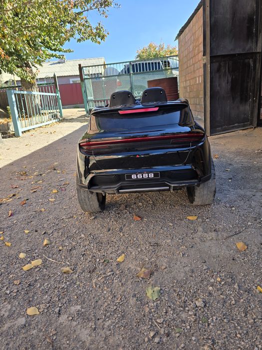 Продам детскую машину на пульте