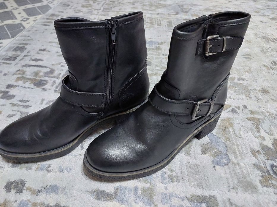 Срочно продам женские ботинки