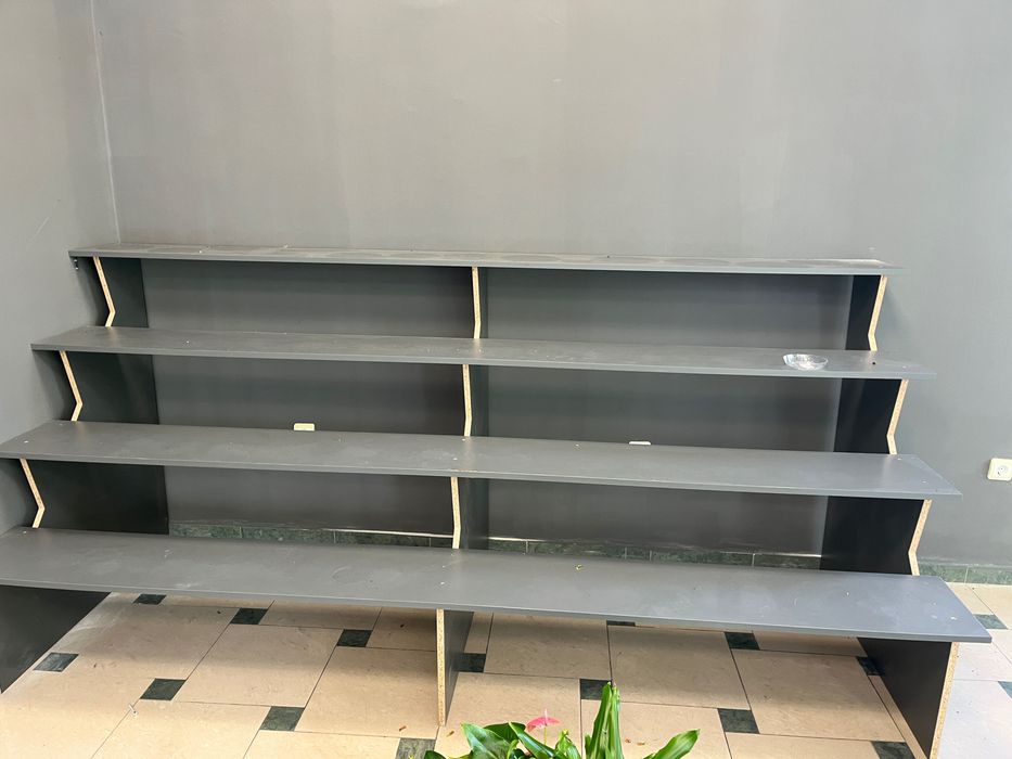 Стелажи за магазин