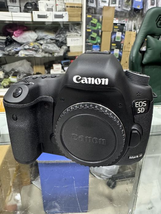 Canon 5D Mark IV: Canon 5D Mark III: Canon 6D