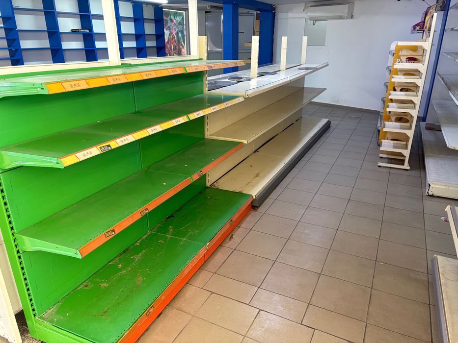 Продава се хладилна ветрина за колбаси,млека и други и метални стилажи