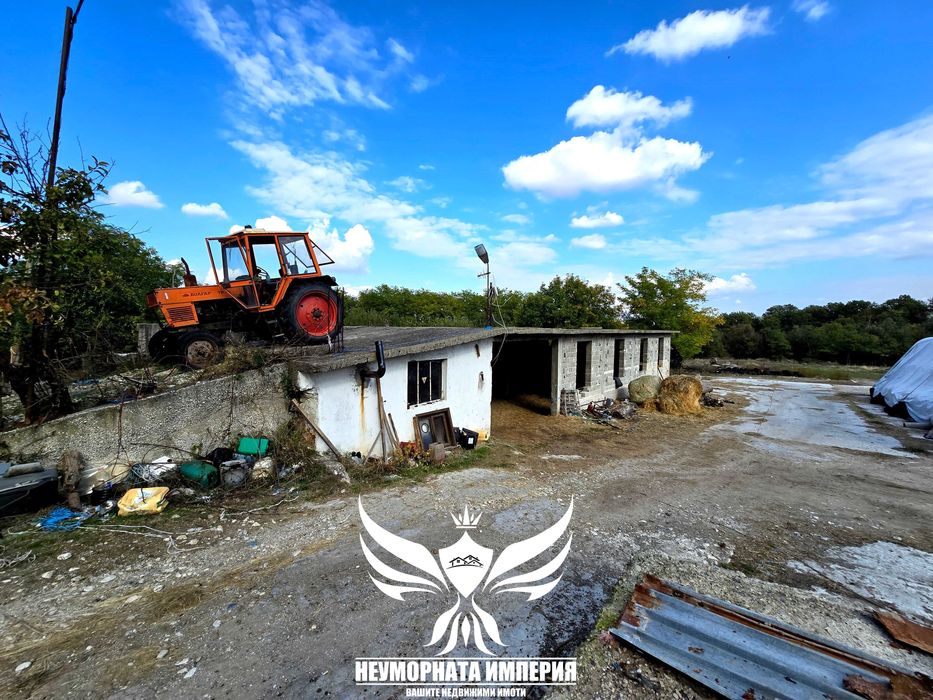 Продавам обор, краварник, склад 1303кв.м. и земя 24727кв. с.Долнослав