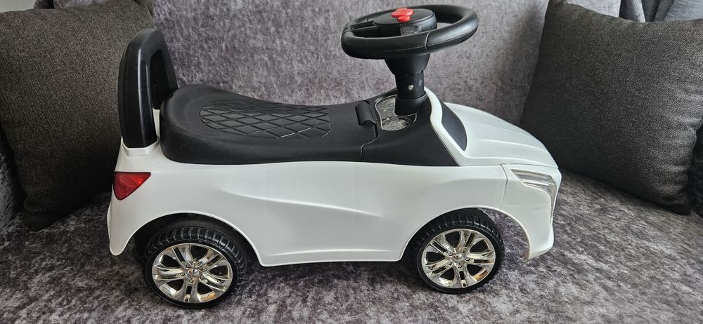 Продавам детска кола за бутане без родителски контрол