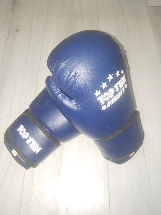 Продам боксеркие перчатки с шлемом