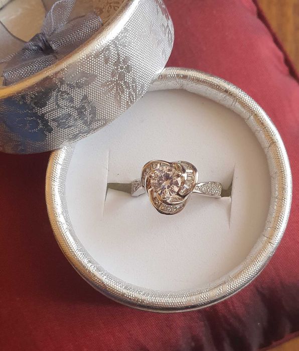 Сребърни пръстени с камъни 25 лева.