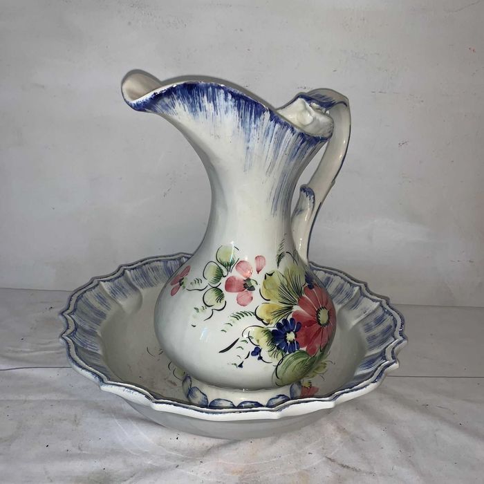 Lavoar cu carafa de apa