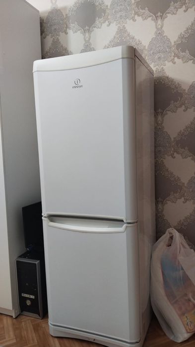 Продам холодильник большой INDESIT