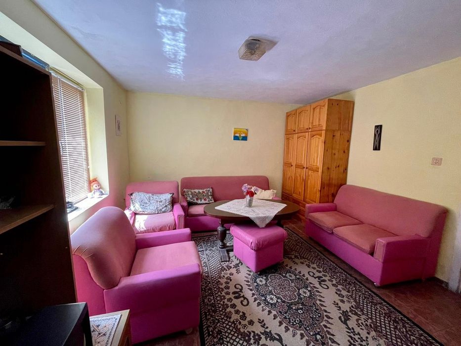 Двуетажна къща с таван и гараж в гр.Меричлери