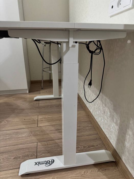 Стол и стул почти новые