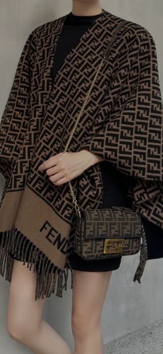 Poncho Fendi, model 2026, 4 modele