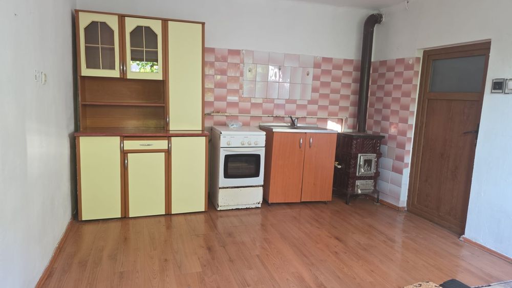 Închiriez casa cu curte în Centrul Ploieștiului