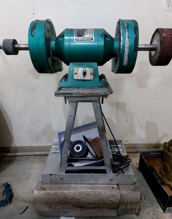 Отделочный станок с дисками на подставке