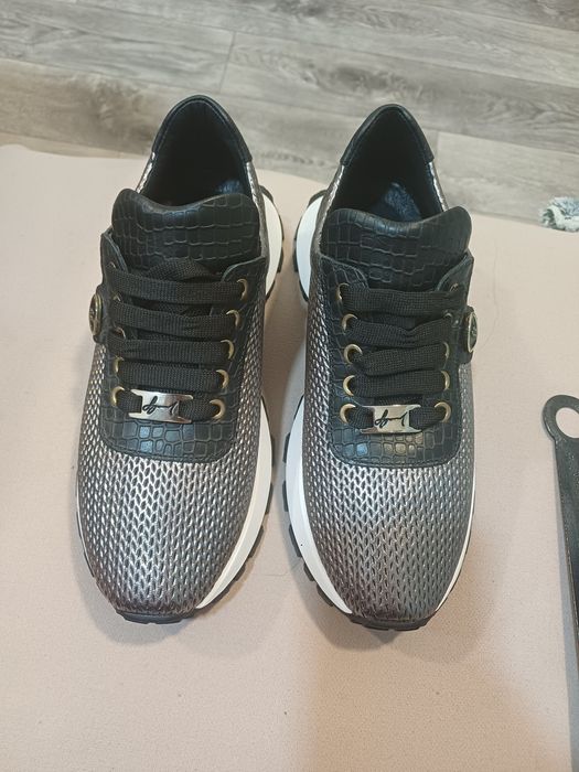 Женские кроссовки