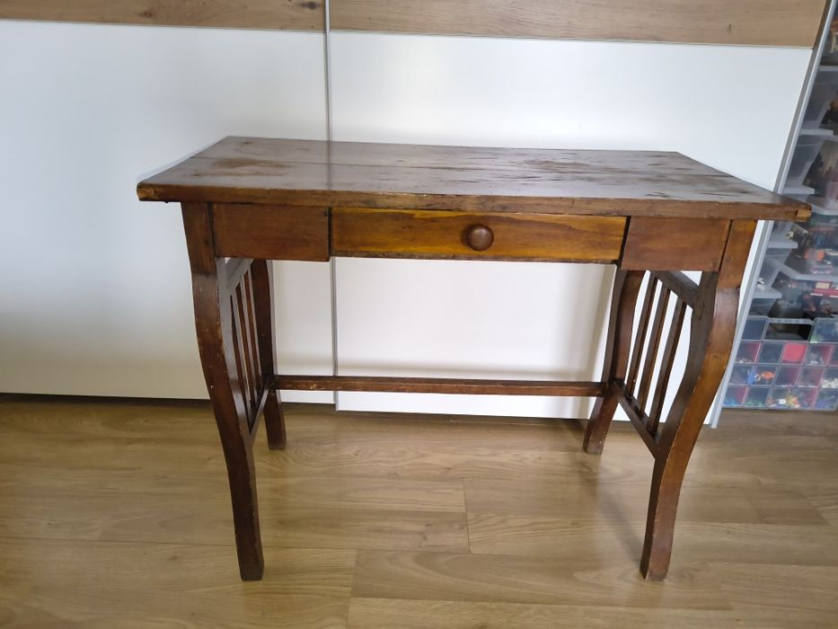 Măsuța din lemn masiv, cu un sertar în stil artistic popular-folk art