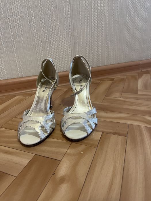 Босоножки нарядная,стильная в отличном состоянии.