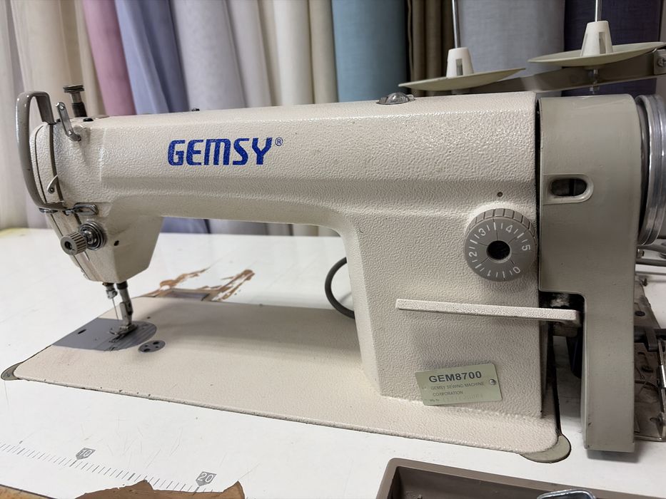 Продам швейную  машинку