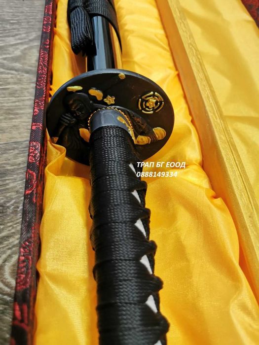 Остър меч катана с дървена лакирана кания и красива кутия