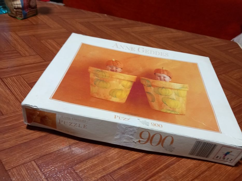 Пъзел от 900 части.