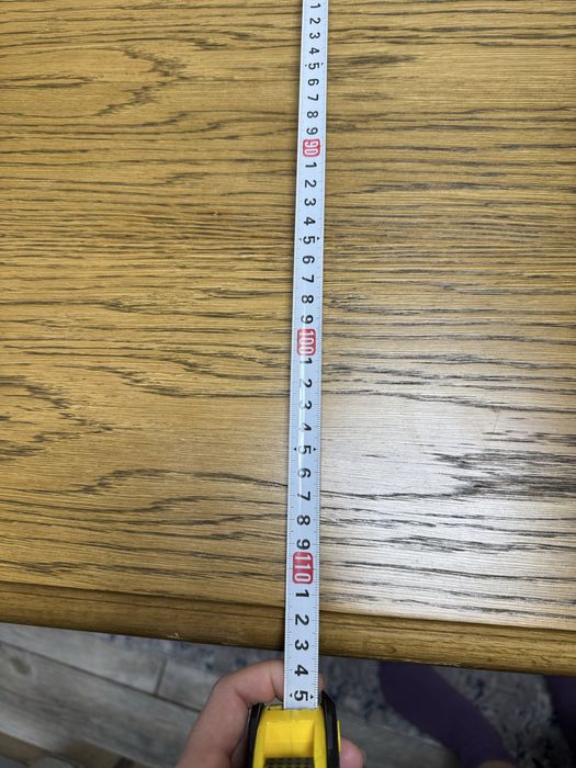 Обеденный стол из дерева