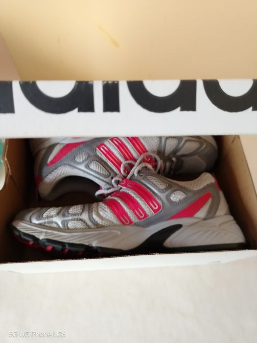 Много добър модел маратонки Adidas за спорт и туризъм