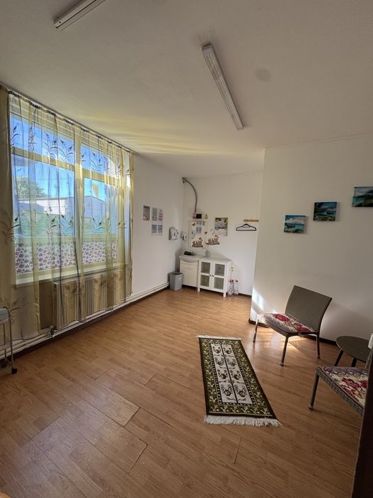 Spatii comerciale pretabile pentru salon infrumusetare sau alta destinatie conexa acestui domeniu sau birou, complet utilate. Suprafata  20 si 25 mp