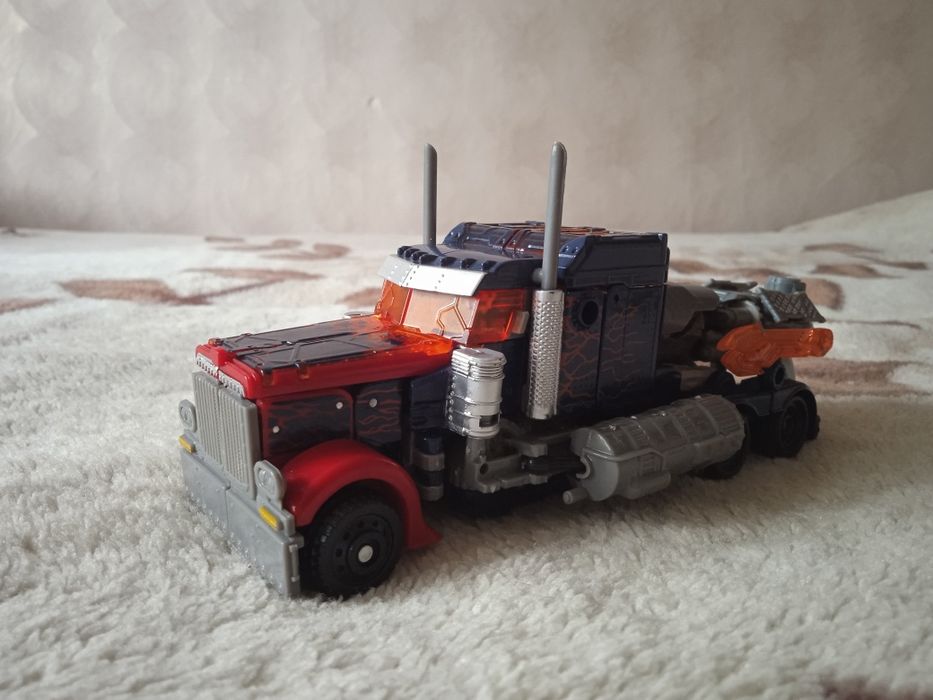 Продаю Робота-трансформера Оптимуса Прайма