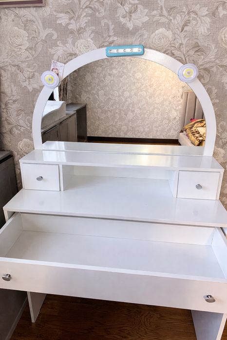 Туалетный стол для косметики