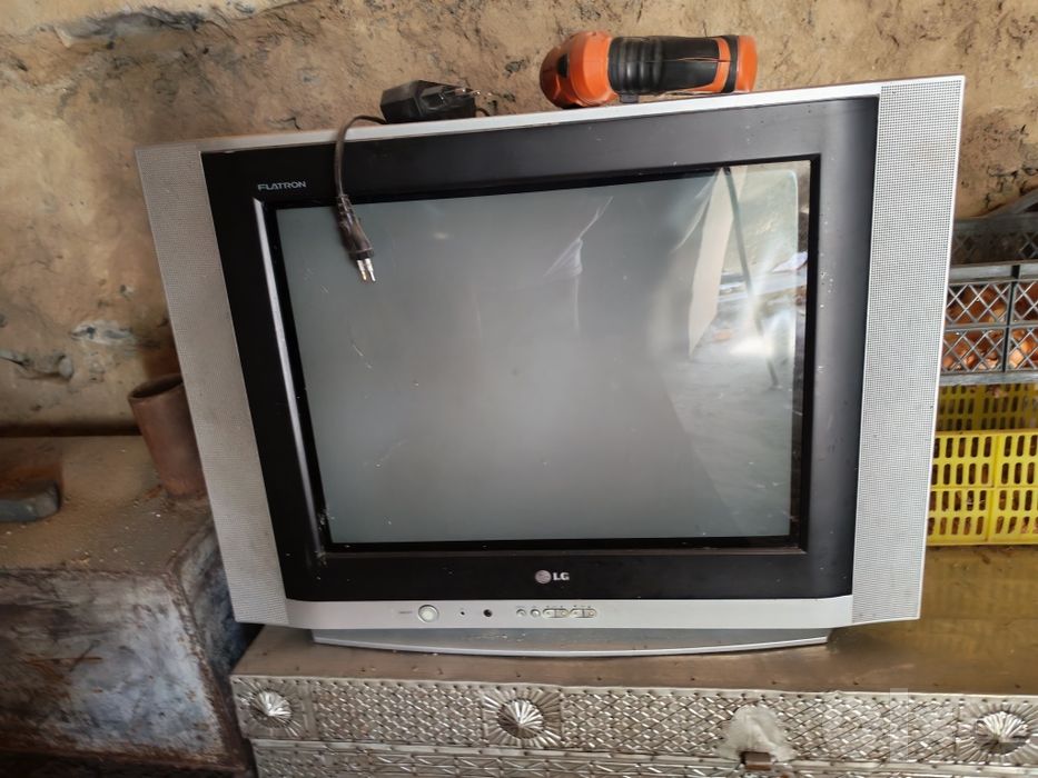 Eski televizor sotiladi