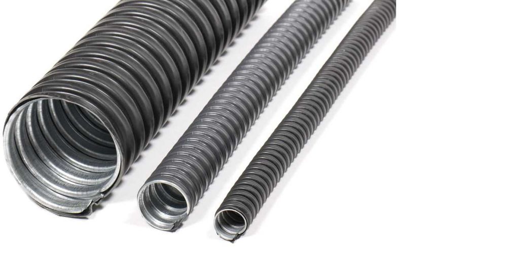 метало рукав  диаметром 32-38 в ПВХ изоляцией с протяжкой.