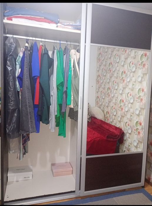 Dressing șifonier cu uși culisante și oglinda Mobexpert.