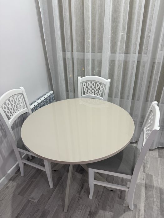 Стол со стульями