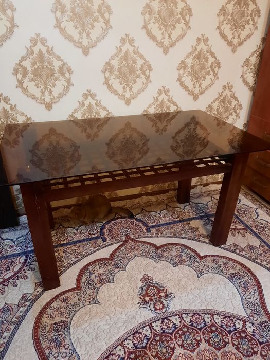 Продаю стол. Размер: Высота 80см,длина 1,м.40см.,ширина 80см.