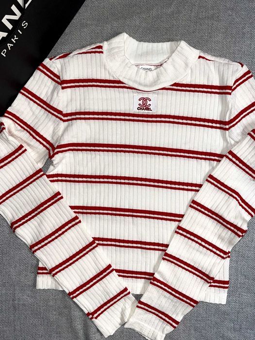 пуловер бял шампанско цвят с червено рае шанел червен chanel блуза топ